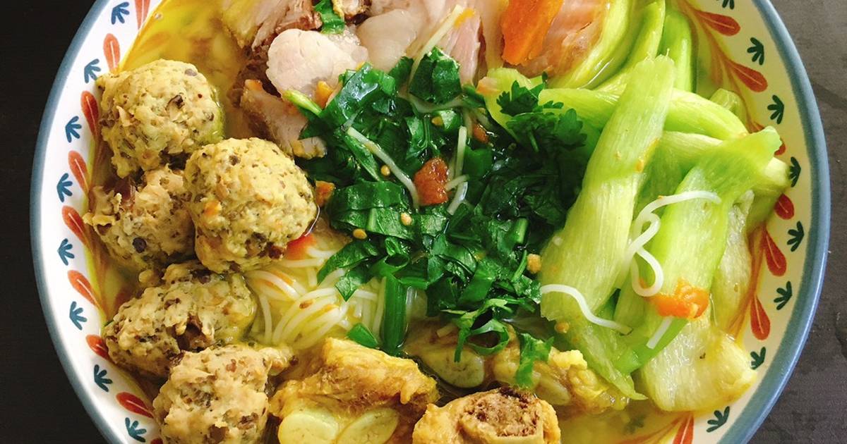 Photograph the vibrant allure of Hanoi’s culinary scene